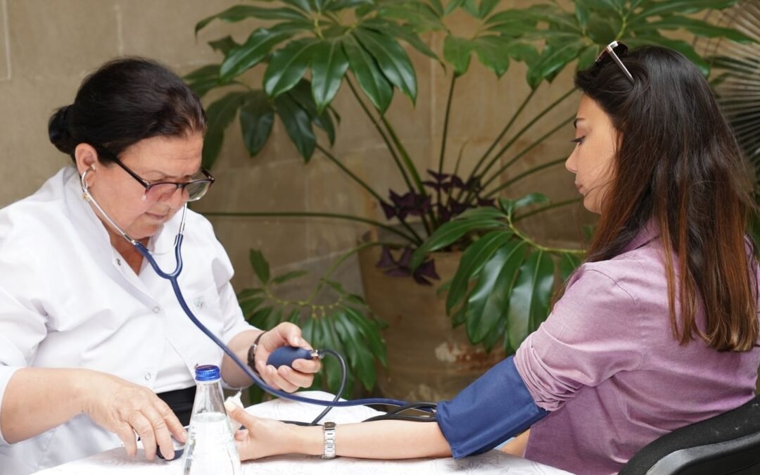 Mulher em consulta médica sobre saúde mamária e acompanhamento de próteses de silicone